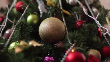 Yeni yıl tatili, teneke kutular ve oyuncaklar, evde süslü Noel ağacı. Oyuncaklardan dekorasyon