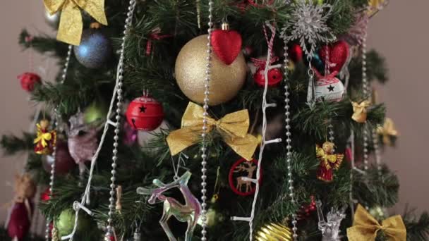 新年假期 罐头和玩具 装饰圣诞树在房子里 玩具装饰 — 图库视频影像