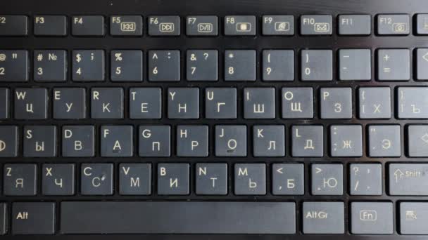 コンピューターのキーボードは水でいっぱいだった キーボードのキーを浸した水 — ストック動画