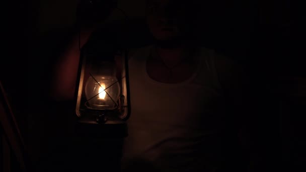 古老的煤油灯是黑暗中的灯 没有电了 — 图库视频影像