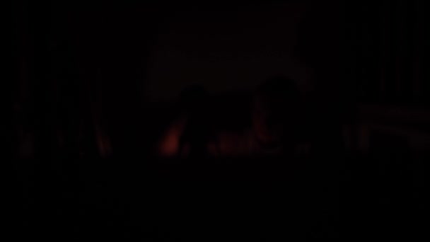 古老的煤油灯是黑暗中的灯 没有电了 — 图库视频影像
