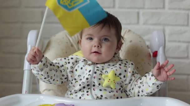 Маленька Дівчинка Тримає Руках Прапор України Молодий Патріот Синій Жовтий — стокове відео