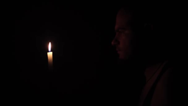 一个靠近燃烧的蜡烛的男人 他有很多想法 乌克兰一个没有阳光的夜晚 — 图库视频影像