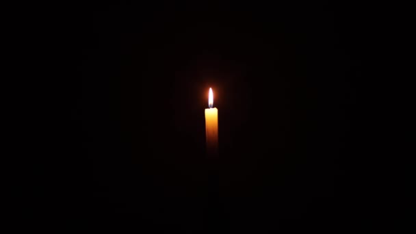 Arde Lumânare Noaptea Spiritualitate Credință Lumină Întuneric — Videoclip de stoc