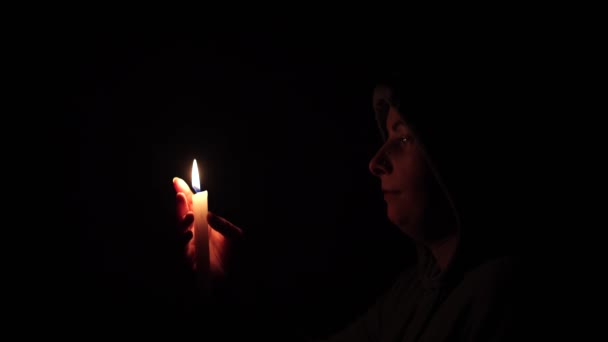 Woman Hood Burning Candle She Sits Believes Victory Evening Light — Vídeo de stock