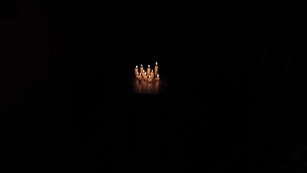 Câteva Lumânări Strălucesc Întuneric Arde Lumânări Fundal Negru Lumânări Galbene — Videoclip de stoc
