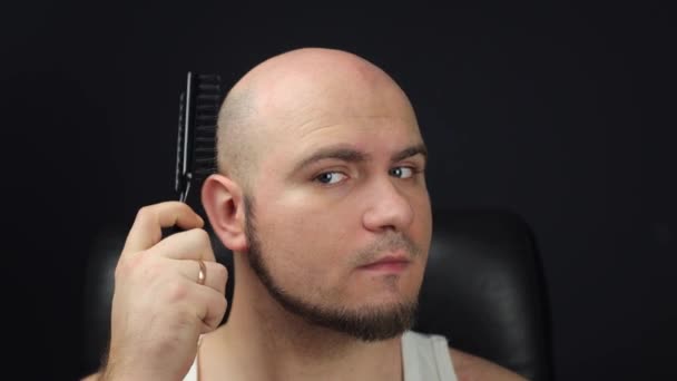 Bald Man Takes Comb Combs His Head Combing His Bald — 비디오