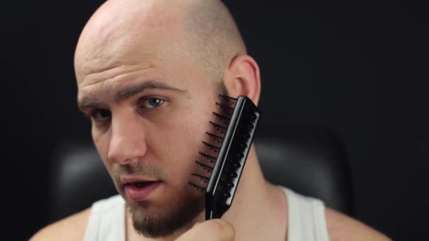 Bald Man Takes Comb Combs His Beard Combs His Beard — Stok Video