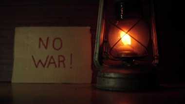 Gazyağı lambası, kartondaki yazının arkasında savaş yok. Barışı bekliyorum.