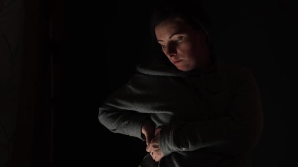 Een Meisje Het Donker Met Haar Hoofd Bedekt Zwarte Achtergrond — Stockvideo