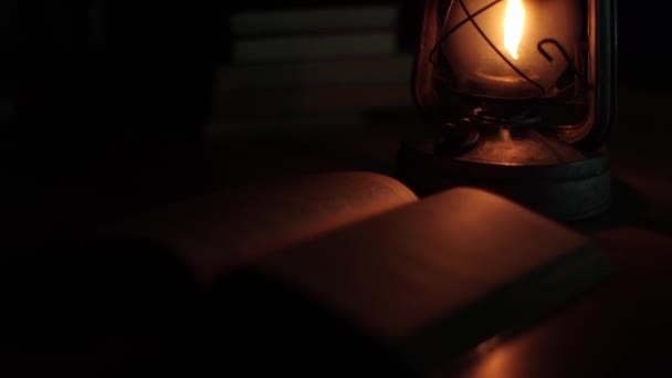 Uma Lâmpada Querosene Antiga Sobre Mesa Livro Lado Dela Escuridão — Vídeo de Stock