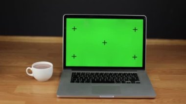 Bilgisayar masaüstünde, yeşil ekran. Kromatik anahtar. İş için dizüstü bilgisayar, yeşil sahne.