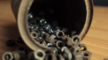 Çok paslı elementler. Yaşlı paslı fındık. Kirli metal fındıklar masaya saçılmış. Eski yedek parça deposu