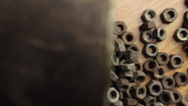 Πολλά Σκουριασμένα Στοιχεία Παλιό Σκουριασμένο Καρύδι Βρώμικα Μεταλλικά Καρύδια Σκορπίζονται — Αρχείο Βίντεο