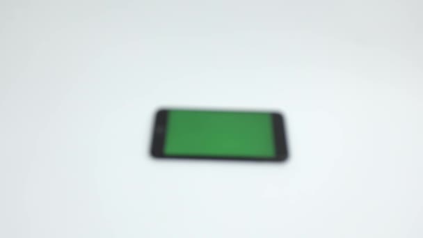 Weißer Hintergrund Schwarzes Telefon Mit Grünem Bildschirm Gadget Auf Weißem — Stockvideo