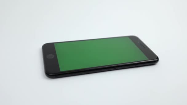白色背景 黑色手机 绿色屏幕 在白色背景上的小工具 智能手机和彩色键 — 图库视频影像