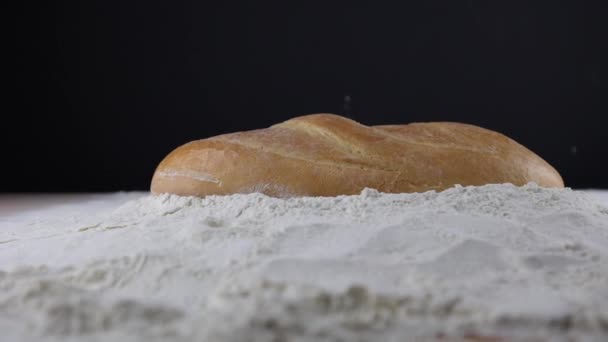 Пеку Печёный Хлеб Хлеб Муке Много Белой Муки Булочка Хрустящей — стоковое видео