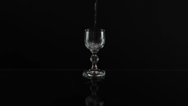 Vidrio Sobre Fondo Negro Vodka Cristal Vaso Transparente Para Agua — Vídeos de Stock