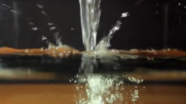 Water Vult Het Aquarium Giet Veel Water Bovenop Kijk Door — Stockvideo