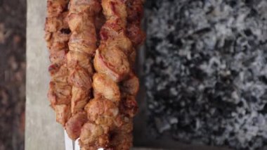 Lezzetli şiş kebap. Domuz eti yanıyor. Yemek yanıyor. Bahçede barbekü. Gürcü kebabı. Et, lezzetli bir yemek. Kızarmış et, sulu domuz eti. Kamp ateşinde yemek pişirmek. Gürcistan mutfağı. Şişte et.