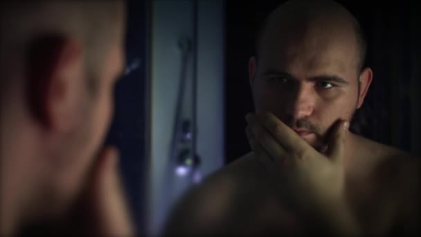 Bir Adam Aynanın Önünde Duruyor Tıraşsız Tıraş Olması Lazım Karanlık — Stok video