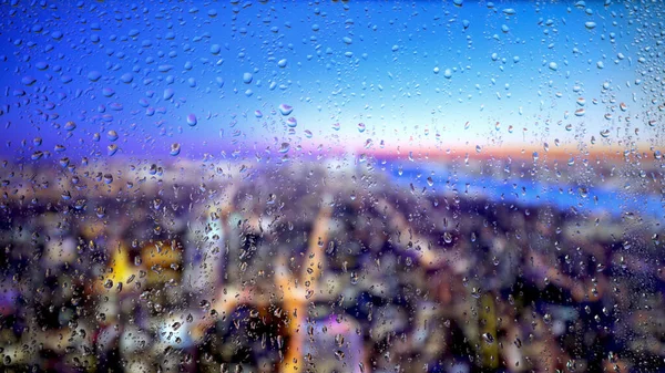 Vatten Droppar Glasyta Fönster Med Stadsbild Bakgrund Regndroppar — Stockfoto