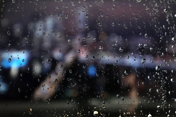 Vatten Droppar Glasyta Fönster Med Stadsbild Bakgrund Regndroppar — Stockfoto