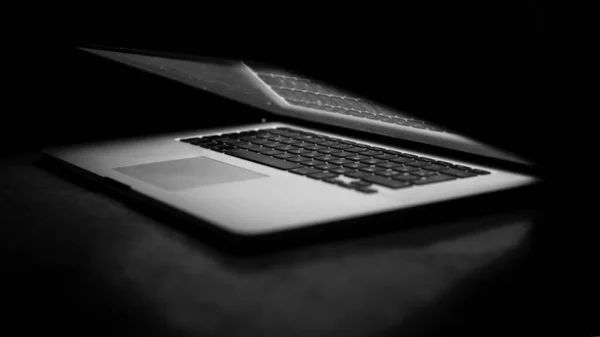 Laptop Auf Schwarzem Hintergrund Leicht Geöffneter Laptop Der Computerbildschirm Leuchtet — Stockfoto
