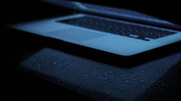 Φορητός Υπολογιστής Μαύρο Φόντο Ελαφρώς Ανοιχτό Λάπτοπ Οθόνη Του Υπολογιστή — Αρχείο Βίντεο