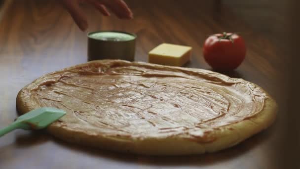 Domowej Roboty Pizza Tuńczykiem Pomidorami Serem Nierówne Ciasto Pizzę Gotowanie — Wideo stockowe