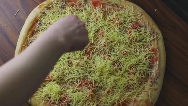 Domowej Roboty Pizza Tuńczykiem Pomidorami Serem Nierówne Ciasto Pizzę Gotowanie — Wideo stockowe