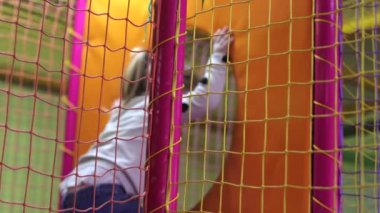 Oyun odası. Anaokulu. Çocuklar için bir oda. Küçük bir kız oynuyor. Çocuk oyunları ve eğlence. Çocuklar için harika bir hafta sonu eğlencesi.