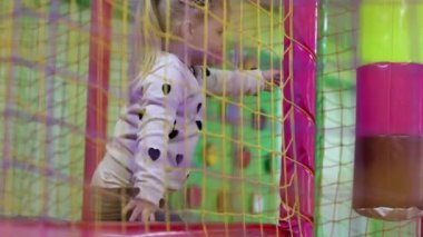 Oyun odası. Anaokulu. Çocuklar için bir oda. Küçük bir kız oynuyor. Çocuk oyunları ve eğlence. Çocuklar için harika bir hafta sonu eğlencesi.