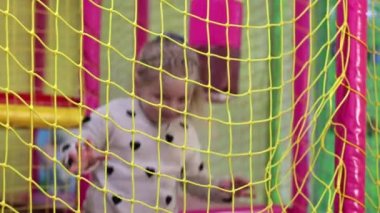 Oyun odası. Anaokulu. Çocuklar için bir oda. Küçük bir kız oynuyor. Çocuk oyunları ve eğlence. Çocuklar için harika bir hafta sonu eğlencesi.