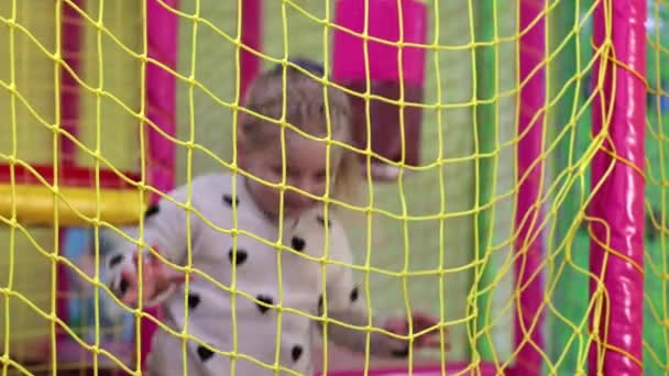 Játékterem Óvoda Egy Gyerekszoba Egy Kislány Játszik Gyerekjátékok Szórakozás Hétvégi — Stock videók
