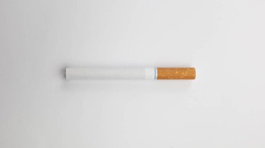 Beyaz arka planda sigaralar. Sigara içmek için güçlü bir tutku. Sağlığa zararlı. Sigara içmek sağlığınız için zararlı olabilir. Çevre için çok yazık. Sağlık sorunu, kansere neden oluyor. Sigara.