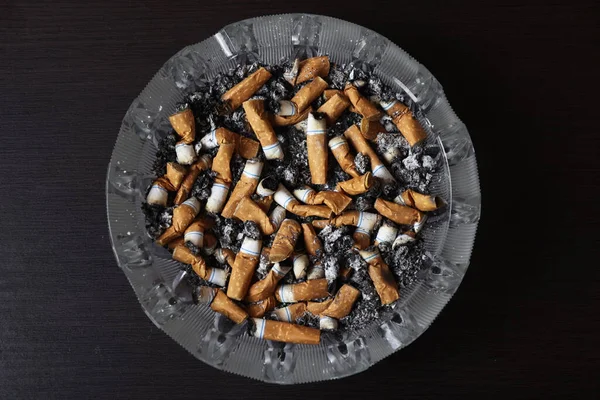 Sigaretten Een Asbak Veel Gerookte Sigaretten Een Sterke Passie Voor — Stockfoto