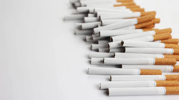 Veel Sigaretten Een Witte Achtergrond Een Sterke Passie Voor Roken — Stockfoto