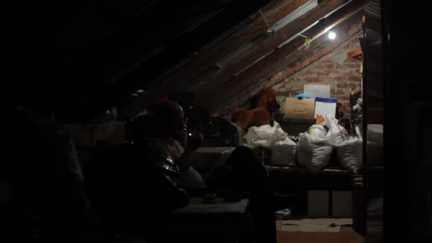 Стара Кімната Мансардою Комора Безлад Чоловік Старій Кімнаті Тьмяно Освітлений — стокове відео
