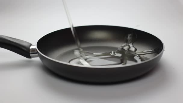 Пустая Сковородка Маслом Масло Наливают Кастрюлю Крупный План Черной Кухонной — стоковое видео