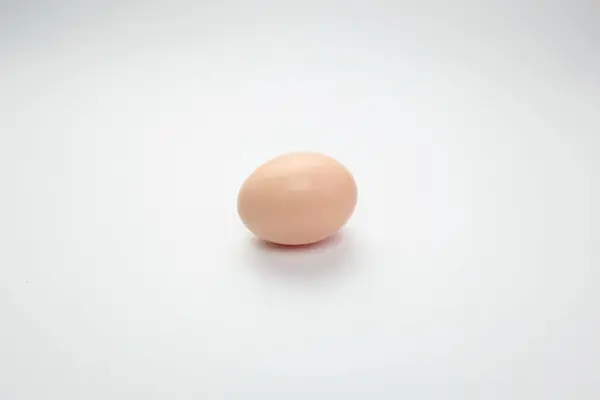 Jajo Białym Tle Domowej Roboty Jajko Białe Żółte Przygotowuję Śniadanie — Zdjęcie stockowe