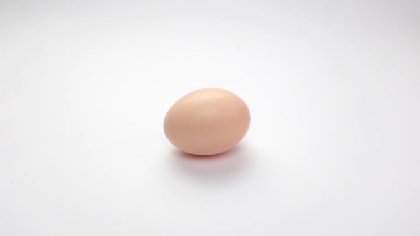 Beyaz Arka Planda Kırık Bir Yumurta Yapımı Yumurta Beyaz Sarısı — Stok video