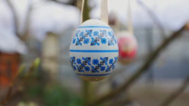 Paskalya yumurtaları. Yumurtalar ağaca asılır. Süslü yumurtalar. Paskalya, tatil. Bahar tatili