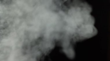 Siyah arka plan ve duman. Bir sürü sigara dumanı. Çeşitli videolarda efekt olarak kullanılabilir. Çevre için çok yazık. Halka açık yerlerde sigara içmeyi bırak. Siyah arkaplanda kalın beyaz duman.