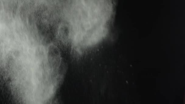 Ρίχνω Αλεύρι Μαύρο Φόντο Φαινόμενο Έκρηξης Λευκής Σκόνης Για Διαφορετικά — Αρχείο Βίντεο