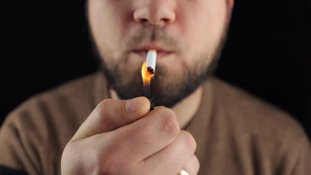 一个男人抽烟 渴望吸烟 一支香烟在黑色的背景上 烟是看得见的 很多有害的烟雾 有经验的烟民这对你的健康有害 问题和抑郁 — 图库视频影像