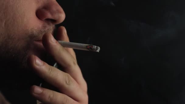 Мужчина Курит Сигарету Жажда Курения Сигарета Черном Фоне Дым Виден — стоковое видео