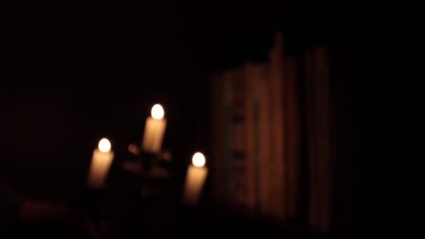 Des Bougies Une Étagère Bougies Dans Noir Illumination Des Livres — Video