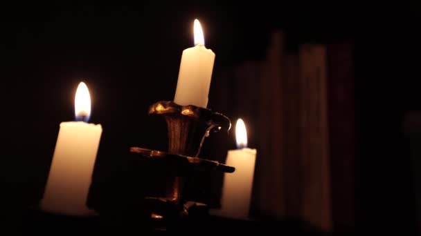 Kerzen Und Ein Bücherregal Kerzen Dunkeln Beleuchtung Von Büchern Regal — Stockvideo