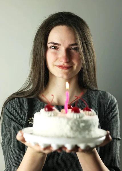 Una Bella Ragazza Con Una Torta Mano Suo Compleanno Torta — Foto Stock